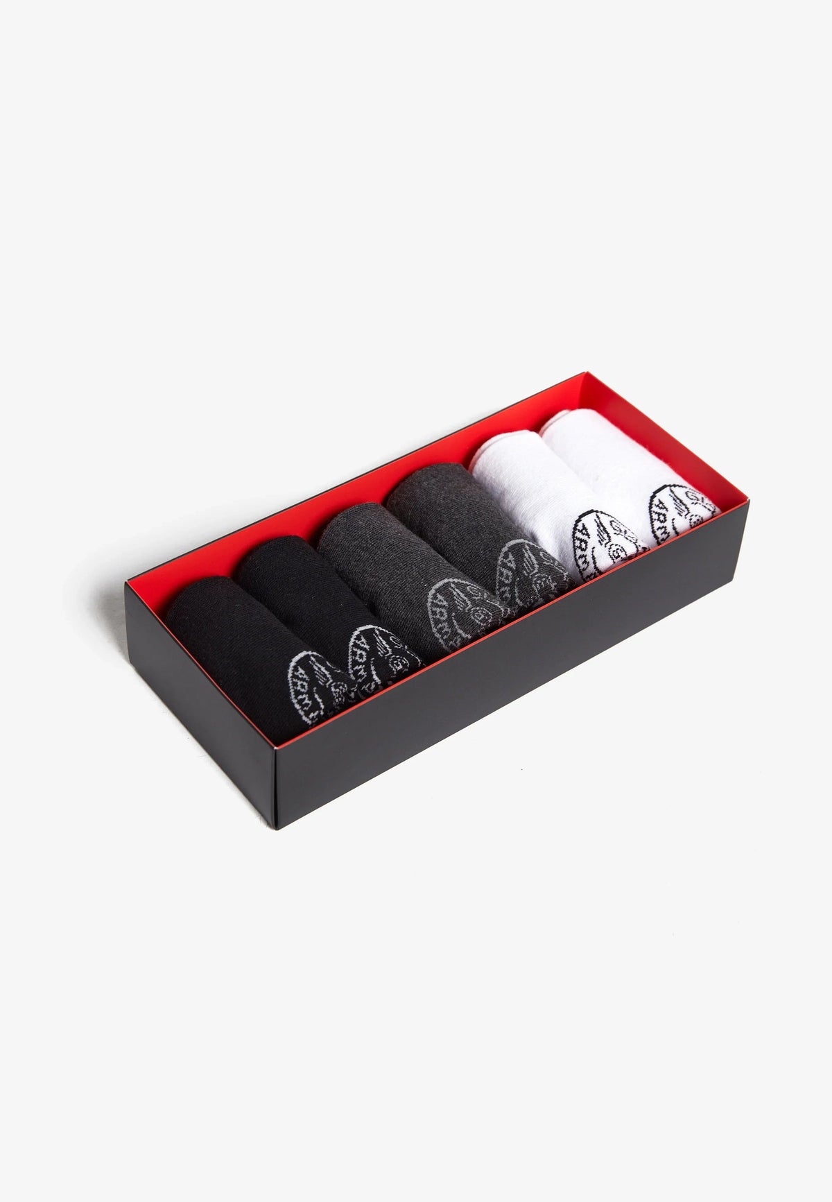Herrenknöchelsocken in Schwarz auf dem Fuß – Alltagssicht, bequemes Tragegefühl.